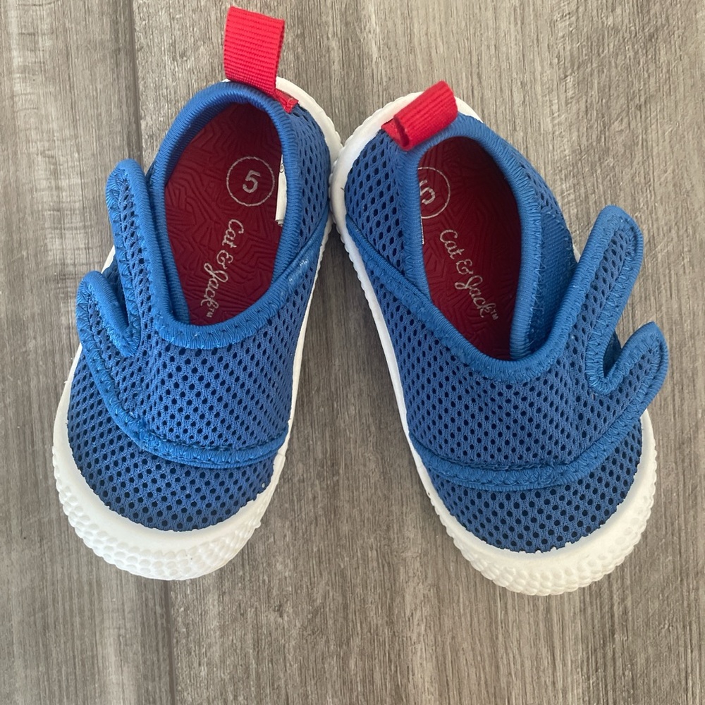 Cat & Jack size 5 Blue mesh Velcro strap water shoes